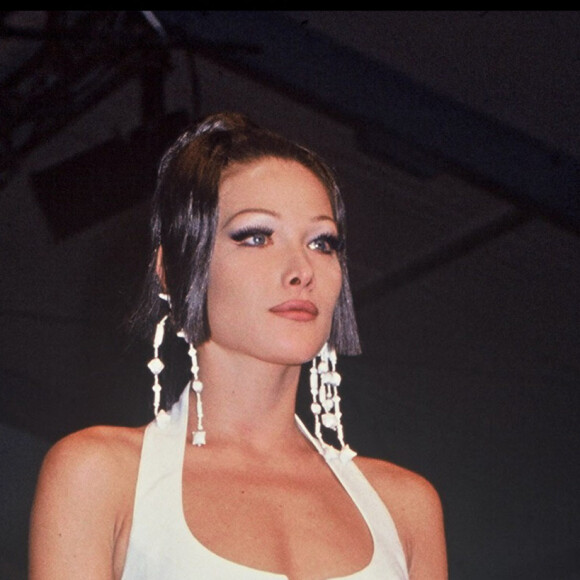 ARCHIVES - CARLA BRUNI - DEFILE DE MODE CLAUDE MONTANA COLLECTION PRET A PORTER PRINTEMPS ETE 1993 A PARIS
Carla Bruni - Défilé de mode Claude Montana collection prêt à porter printemps-été 1993