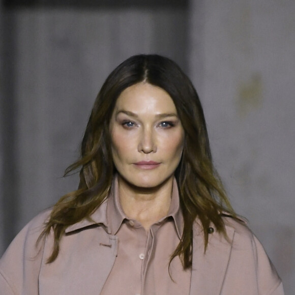 Carla Bruni-Sarkozy défile sur le podium du défilé de mode Tod's Prêt-à-porter printemps/été 2023 lors de la Fashion Week de Milan, Italie, le 23 septembre 2022. 