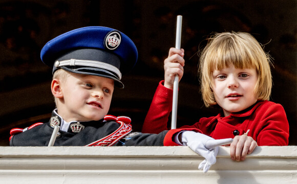 Le prince Jacques de Monaco, marquis des Baux, la princesse Gabriella de Monaco, comtesse de Carladès - La famille princière au balcon du palais lors de la Fête Nationale de la principauté de Monaco le 19 novembre 2022. 