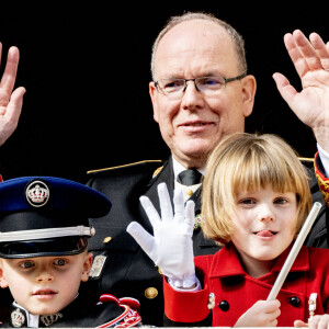 Le prince Albert II de Monaco, la princesse Charlène de Monaco, le prince Jacques de Monaco, marquis des Baux, la princesse Gabriella de Monaco, comtesse de Carladès - La famille princière au balcon du palais lors de la Fête Nationale de la principauté de Monaco