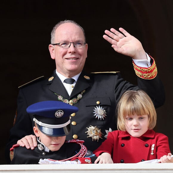 Le prince Albert II, Le prince Jacques de Monaco, marquis des Baux, La princesse Gabriella de Monaco, comtesse de Carladès - La famille princière au balcon du palais lors de la Fête Nationale de la principauté de Monaco le 19 novembre 2022. © Dominique Jacovides / Bruno Bebert / Bestimage 