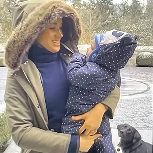 Le prince Harry, duc de Sussex et Meghan Markle, duchesse de Sussex, dévoilent des photos et des vidéos inédites de leur fils Archie dans "Harry & Meghan" (Netflix). La jeune famille peut également être vue dans un court vidéo-clip célébrant le premier anniversaire de Lilibet, avec Archie effronté grimpant sur la table pour aider sa petite soeur à souffler les bougies sur un énorme gâteau. Dans le sixième épisode, la princesse Eugénie rend visite à son cousin Harry aux États-Unis, le rejoignant pour un moment de complicité avec Archie sur la plage. Le 15 décembre 2022. 