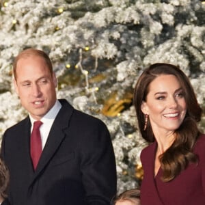 Le prince George, le prince William, prince de Galles, Catherine Kate Middleton, princesse de Galles, la princesse Charlotte - La famille royale à la sortie de la messe "Together at Christmas" à l'Abbaye de Westminster le 15 décembre 2022. 