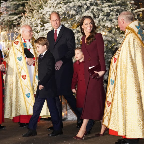 Le prince George, le prince William, prince de Galles, Catherine Kate Middleton, princesse de Galles, la princesse Charlotte - La famille royale à la sortie de la messe "Together at Christmas" à l'Abbaye de Westminster le 15 décembre 2022. 