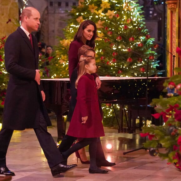 Le prince William, prince de Galles, Catherine (Kate) Middleton, princesse de Galles, et leurs enfants, le prince George de Galles, et la princesse Charlotte de Galles, arrivent pour le "Together at Christmas" Carol Service à l'abbaye de Westminster à Londres, Royaume uni, le 15 décembre 2022. 