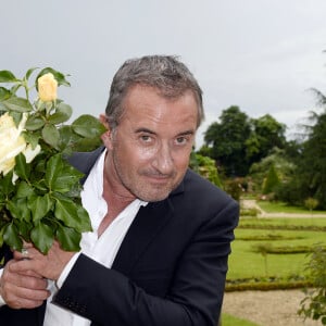 Exclusif - Baptême de la rose "Christophe Dechavanne" au Parc de Bagatelle à Paris le 16 juin 2016. " Nous connaissons tous Christophe Dechavanne pour son énergie, son aura sur le petit écran et ses qualités de pilote de course automobile. Mais c'est un tout autre Christophe Dechavanne que nous avons découvert récemment. Un homme résolument amoureux du jardin et particulièrement des roses. Un homme appliqué, patient dans sa démarche à sélectionner avec notre équipe la rose Meilland qui lui a été dédiée, aujourd'hui au Parc Bagatelle. " Mr. Meilland Le 16 juin 2016 s'est déroulé le Concours International de Roses Nouvelles au jardin de Bagatelle à Paris. Le jury international a pris connaissance des roses inscrites au concours dans la matinée. Avant la remise des prix de ce concours, a eu lieu le baptême de la rose Christophe Dechavanne ® Meibarbaru.