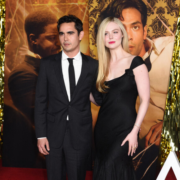 Max Minghella et sa compagne Elle Fanning à la première du film "Babylon" à Los Angeles, le 15 décembre 2022. 