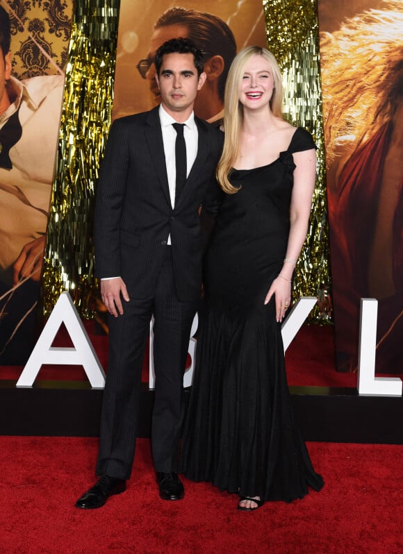 Max Minghella et sa compagne Elle Fanning à la première du film "Babylon" à Los Angeles, le 15 décembre 2022. 