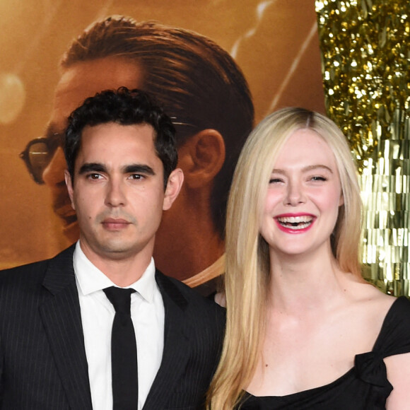 Max Minghella et sa compagne Elle Fanning à la première du film "Babylon" à Los Angeles, le 15 décembre 2022. 