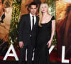 Max Minghella et sa compagne Elle Fanning à la première du film "Babylon" à Los Angeles, le 15 décembre 2022. 