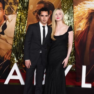 Max Minghella et sa compagne Elle Fanning à la première du film "Babylon" à Los Angeles, le 15 décembre 2022. 