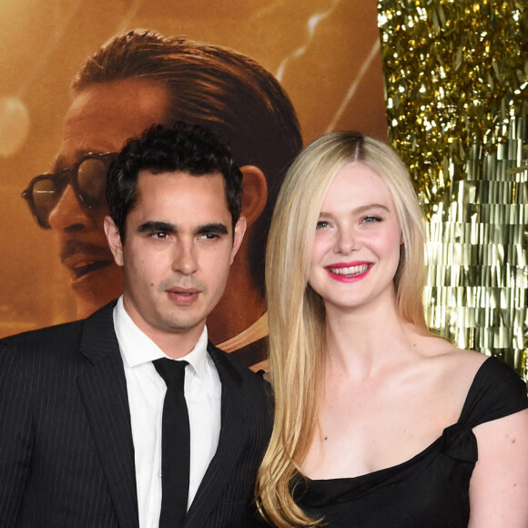 Max Minghella et sa compagne Elle Fanning à la première du film "Babylon" à Los Angeles, le 15 décembre 2022. 