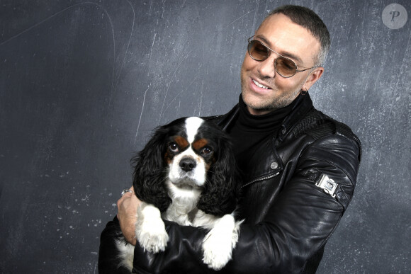Portrait de Maxime Dereymez (avec son chien Fox Trot) lors de l'enregistrement de l'émission "Chez Jordan" à Paris le 7 février 2022. © Cédric Perrin / Bestimage