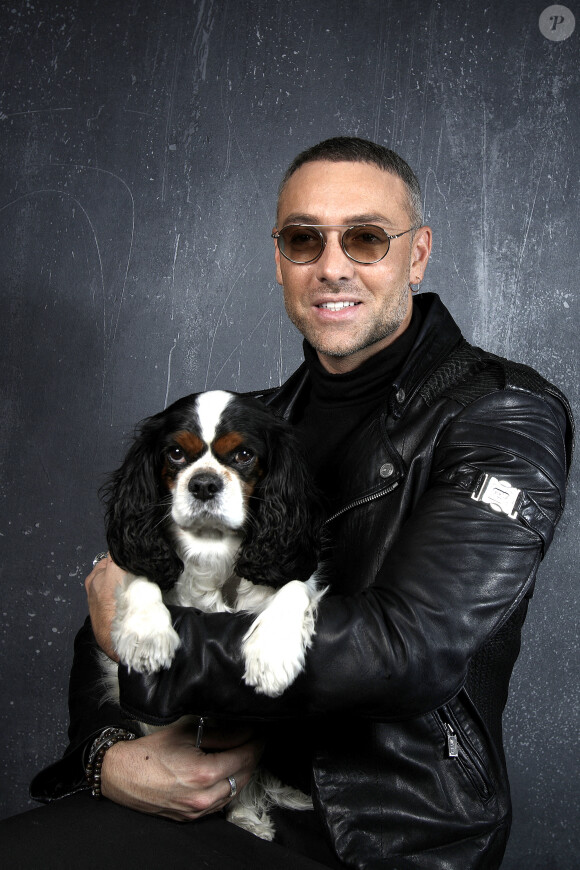 Portrait de Maxime Dereymez (avec son chien Fox Trot) lors de l'enregistrement de l'émission "Chez Jordan" à Paris le 7 février 2022. © Cédric Perrin / Bestimage