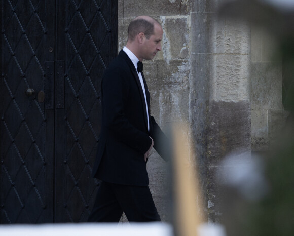 Le prince William, prince de Galles, assiste au mariage de son premier grand amour Rose Farquhar avec George Gemmell à Tetbury dans le Gloucestershire le 18 décembre 2022. 