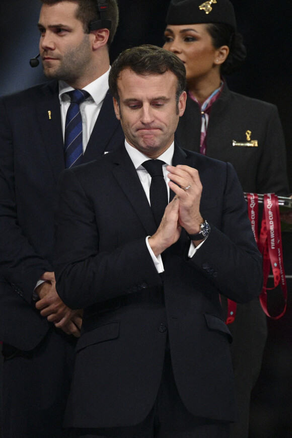 Emmanuel Macron - president de la Republique Francaise - Remise du trophée de la Coupe du Monde 2022 au Qatar à l'équipe d'argentine après sa victoire contre la France en finale. Doha.