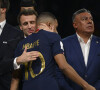 Kylian Mbappé accolade avec Emmanuel Macron - president de la Republique Francaise - Remise du trophée de la Coupe du Monde au Qatar à l'équipe d'argentine après sa victoire contre la France en finale.
