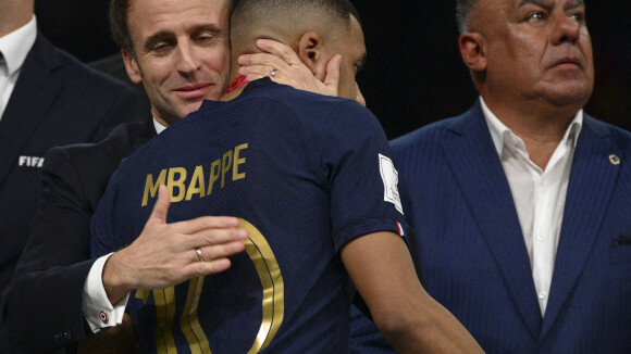 Coupe du monde : Emmanuel Macron fustigé pour cette séquence "presque insupportable" avec Kylian Mbappé
