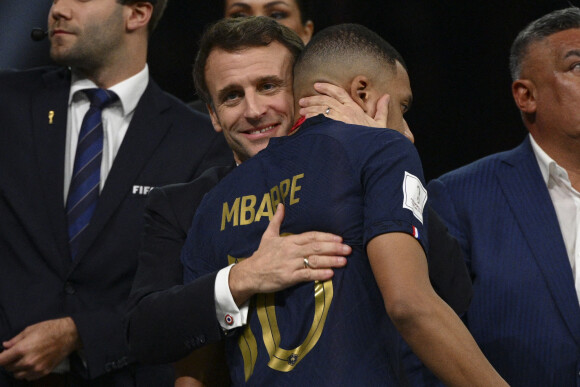 Kylian Mbappé accolade avec Emmanuel Macron - president de la Republique Francaise - Remise du trophée de la Coupe du Monde 2022 au Qatar (FIFA World Cup Qatar 2022) à l'équipe d'argentine après sa victoire contre la France en finale (3-3 - tab 2-4). Doha, le 18 décembre 2022.