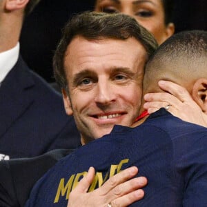 Kylian Mbappé accolade avec Emmanuel Macron - president de la Republique Francaise - Remise du trophée de la Coupe du Monde 2022 au Qatar (FIFA World Cup Qatar 2022) à l'équipe d'argentine après sa victoire contre la France en finale (3-3 - tab 2-4). Doha, le 18 décembre 2022.