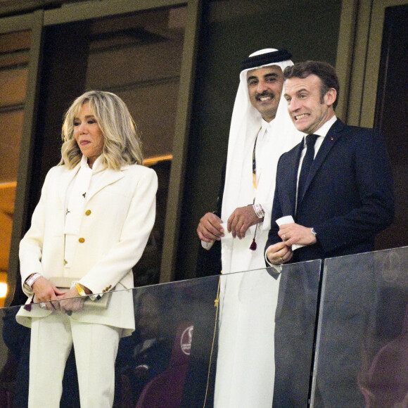 Le président Emmanuel Macron et sa femme Brigitte aux cotes de L'émir du Qatar Tamim ben Hamad Al Thani dans les tribunes du match "France - Argentine (3-3 - tab 2-4)" en finale de la Coupe du Monde 2022 au Qatar, le 18 décembre 2022. © JB Autissier / Panoramic / Bestimage