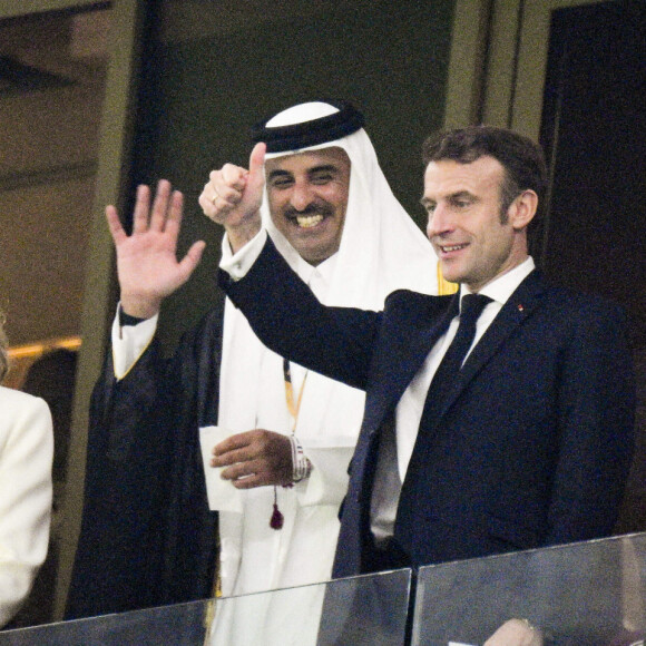 Le président Emmanuel Macron et sa femme Brigitte aux cotes de L'émir du Qatar Tamim ben Hamad Al Thani dans les tribunes du match "France - Argentine (3-3 - tab 2-4)" en finale de la Coupe du Monde 2022 au Qatar, le 18 décembre 2022. © JB Autissier / Panoramic / Bestimage