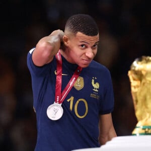 Kylian Mbappé - Remise du trophée de la Coupe du Monde 2022 au Qatar (FIFA World Cup Qatar 2022) à l'équipe d'argentine après sa victoire contre la France en finale (3-3 - tab 2-4). Doha, le 18 décembre 2022. © David Klein/Sportimage/Cal Sport Media/Zuma Press/Bestimage