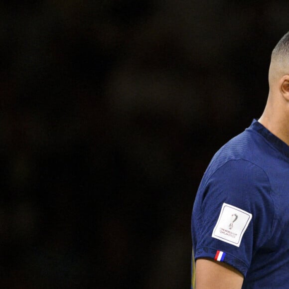 Kylian Mbappé passant devant le trophee de la coupe du monde sans le regarder - Remise du trophée de la Coupe du Monde 2022 au Qatar (FIFA World Cup Qatar 2022) à l'équipe d'argentine après sa victoire contre la France en finale (3-3 - tab 2-4). Doha, le 18 décembre 2022.