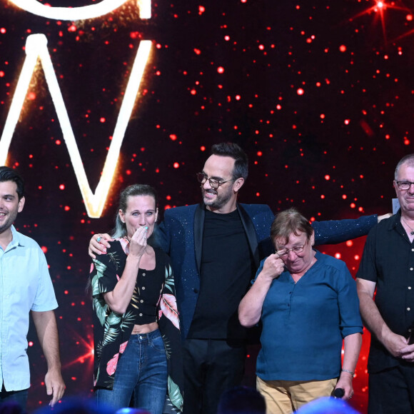 Exclusif - Anthony (frère de Mélanie), Olivier et Mélanie, Jarry, Annick et Christian (parents de Mélanie) - Enregistrement de l'émission "Le Big Show", spécial Noêl, au Théâtre Marigny à Paris, présentée par Jarry, diffusée le 20 décembre à 21h10 sur France 2 © Coadic Guirec / Bestimage