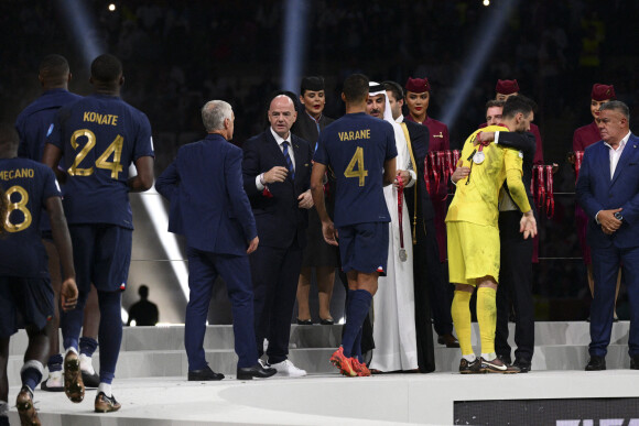 Joueurs de l equipe de France et Didier Deschamps entraineur - Remise du trophée de la Coupe du Monde 2022 au Qatar (FIFA World Cup Qatar 2022) à l'équipe d'argentine après sa victoire contre la France en finale (3-3 - tab 2-4). Doha, le 18 décembre 2022.