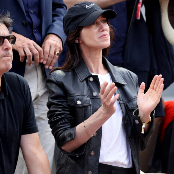 Charlotte Gainsbourg, son compagnon Yvan Attal dans les tribunes lors des Internationaux de France de Tennis de Roland Garros 2022. Paris, le 5 juin 2022. © Dominique Jacovides/Bestimage