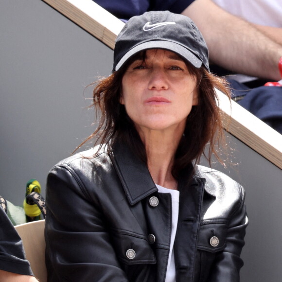 Charlotte Gainsbourg dans les tribunes lors des Internationaux de France de Tennis de Roland Garros 2022. Paris, le 5 juin 2022. © Dominique Jacovides/Bestimage 