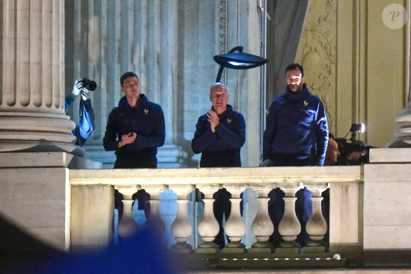 Benjamin Pavard, Didier Deschamps et Hugo Lloris - Les joueurs de l'équipe de France de football saluent leurs supporters place de la Concorde à Paris le 19 décembre 2022.