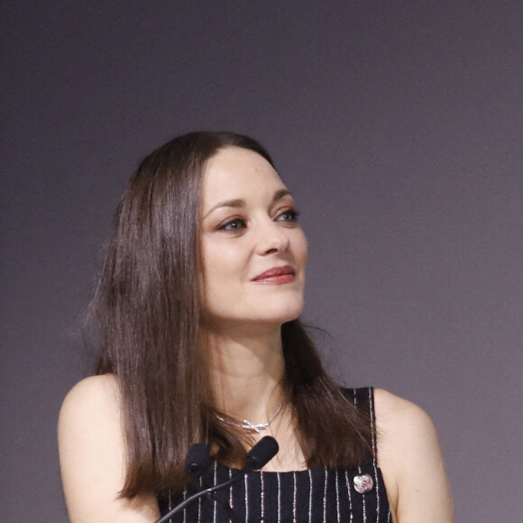 Marion Cotillard - J.Gray reçoit des mains de M.Cotillard l'étoile d'or à l'occasion de l'hommage qui lui est rendu lors du 19ème Festival International du Film de Marrakech le 12 novembre 2022. Soirée en hommage au réalisateur américain J.Gray. © Denis Guignebourg / Bestimage 
