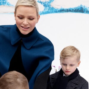 La princesse Charlene de Monaco, Le prince héréditaire Jacques de Monaco lors du traditionnel arbre de Noël du palais princier à Monaco le 14 décembre 2022. Le couple princier et leurs enfants ont distribué cadeaux et friandises aux enfants monégasques, dans la cour du Palais. © Claudia Albuquerque / Bestimage 