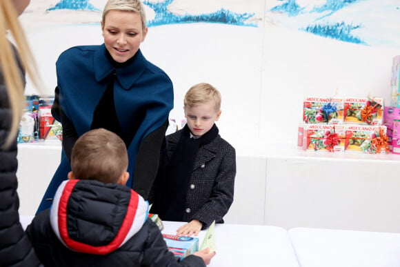 La princesse Charlene de Monaco, Le prince héréditaire Jacques de Monaco lors du traditionnel arbre de Noël du palais princier à Monaco le 14 décembre 2022. Le couple princier et leurs enfants ont distribué cadeaux et friandises aux enfants monégasques, dans la cour du Palais. © Claudia Albuquerque / Bestimage 