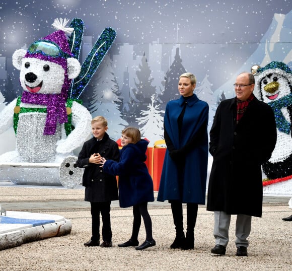 Le traditionnel arbre de Noël du Palais Princier de Monaco en présence du prince Albert II de Monaco, de la princesse Charlene et leurs deux enfants, la princesse Gabriella et le prince Jacques. Le couple princier et leurs enfants ont distribué cadeaux et friandises aux enfants monégasques, dans la cour du Palais, le 14 décembre 2022. © Bruno Bebert / Bestimage 