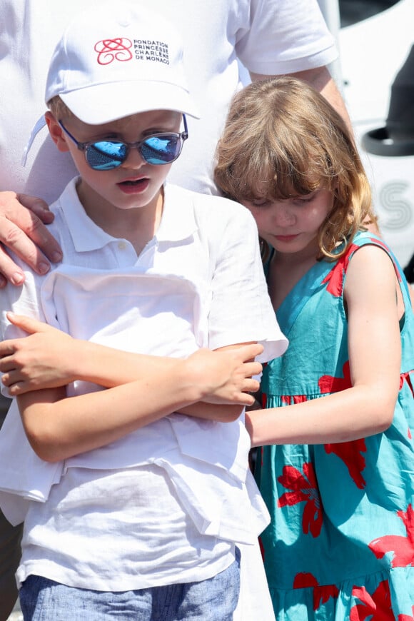 Le prince héréditaire Jacques et la princesse Gabriella - Le Prince Albert II de Monaco et ses enfants, le prince Jacques et la princesse Gabriella de Monaco donnent le départ du Riviera Water Bike Challenge au Yacht Club de Monaco. Le Riviera Water Bike Challenge est de retour en 2022 ! Cet événement sportif organisé par la Fondation Princesse Charlène de Monaco s'est déroulé le 5 juin, au départ du Yacht Club de Monaco. Les participants, aux côtés de célébrités sportives ont formé des équipes de 5 pour une course de water bike en relais dans le port de Monaco, afin de lever des fonds pour la prévention de la noyade. Ces fonds financeront le projet "Swim for Safety" au Sri Lanka, pour enseigner la natation et la sécurité aquatique aux enfants défavorisés. © Claudia Albuquerque / Bestimage 