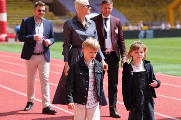 La princesse Charlène de Monaco et ses enfants le prince Jacques de Monaco et la princesse Gabriella de Monaco - Le prince Albert II de Monaco, la princesse Charlène de Monaco et leurs enfants le prince Jacques de Monaco et la princesse Gabriella de Monaco lors de l' édition 2022 du Tournoi Sainte Dévote de Rugby au Stade Louis II à Monaco le 7 mai 2022. © Claudia Albuquerque / Bestimage 