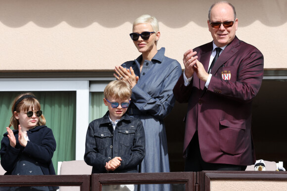 Le prince Albert II de Monaco, la princesse Charlène de Monaco et leurs enfants le prince Jacques de Monaco et la princesse Gabriella de Monaco - Le prince Albert II de Monaco, la princesse Charlène de Monaco et leurs enfants le prince Jacques de Monaco et la princesse Gabriella de Monaco lors de l' édition 2022 du Tournoi Sainte Dévote de Rugby au Stade Louis II à Monaco le 7 mai 2022. © Claudia Albuquerque / Bestimage 