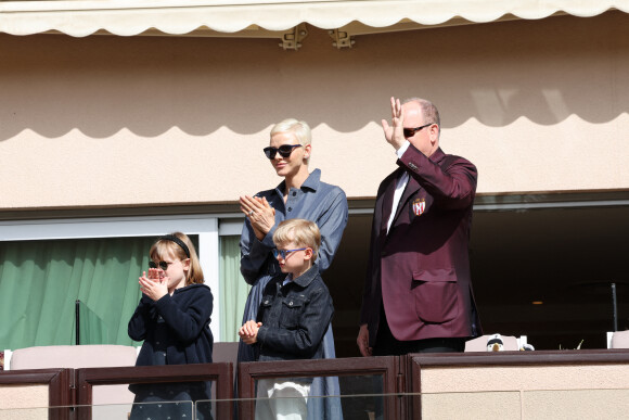 Le prince Albert II de Monaco, la princesse Charlène de Monaco et leurs enfants le prince Jacques de Monaco et la princesse Gabriella de Monaco - Le prince Albert II de Monaco, la princesse Charlène de Monaco et leurs enfants le prince Jacques de Monaco et la princesse Gabriella de Monaco lors de l' édition 2022 du Tournoi Sainte Dévote de Rugby au Stade Louis II à Monaco le 7 mai 2022. © Claudia Albuquerque / Bestimage 