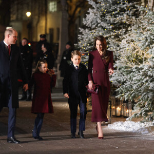 Le prince William, prince de Galles, La princesse Charlotte de Galles, Le prince George de Galles,Catherine (Kate) Middleton, princesse de Galles - La famille royale à la sortie de la messe "Together at Christmas" à l'Abbaye de Westminster le 15 décembre 2022. © Photoshot / Panoramic / Bestimage 