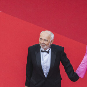 Gérard Jugnot et sa femme Patricia Campi - Montée des marches du film "Coupez !" pour la cérémonie d'ouverture du 75ème Festival International du Film de Cannes. Le 17 mai 2022 © Pool / Bestimage 