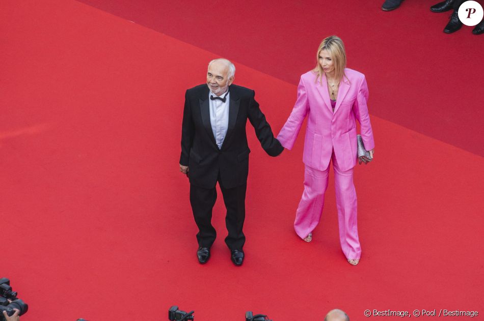 Gérard Jugnot et sa femme Patricia Campi - Montée des marches du film &quot;Coupez !&quot; pour la cérémonie d&#039;ouverture du 75ème Festival International du Film de Cannes. Le 17 mai 2022 © Pool / Bestimage   