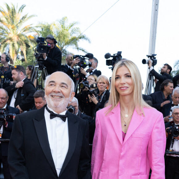 Gérard Jugnot et sa femme Patricia Campi - Montée des marches du film "Coupez !" pour la cérémonie d'ouverture du 75ème Festival International du Film de Cannes. Le 17 mai 2022 © Olivier Borde / Bestimage 