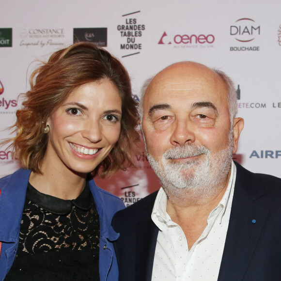 Exclusif - Gérard Jugnot et sa compagne Patricia Campi à la 1ère édition des "Plumes d'Or du Vin et de la Gastronomie" au Pavillon Vendôme à Paris. Cette soirée récompensait, les meilleurs journalistes français et étrangers spécialisés dans le domaine du vin et de la gastronomie mais également une personnalité de renom étant très impliquée dans ces domaines. La soirée réunissait pas moins de 3 grands chefs étoilés (Anne-Sophie Pic, Arnaud Lallement et Sang Hoon Degeimbre) ainsi que le concours du chef Paul Pairet. Une première édition très épicurienne, placée sous les signes du talent et de l'élégance. Paris, le 19 mai 2016.