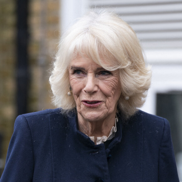 Camilla Parker Bowles, reine consort d'Angleterre, lors d'une visite à la communauté Emmaüs de Bobby Vincent House lié à Emmaus SLC (Surrey), à West Norwood à Londres, le 13 décembre 2022. Cette visite a pour but d'en savoir plus sur le travail d'Emmaüs au Royaume-Uni pour développer des dispositions réservées aux femmes et comment un espace réservé aux femmes est souvent important pour les femmes qui ont vécu l'itinérance.