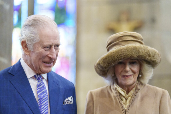 Le roi Charles III d'Angleterre et Camilla Parker Bowles, reine consort d'Angleterre, assisteent à une célébration à l'église St Giles pour marquer que Wrexham devient une ville, Royaume Uni, le 9 décembre 2022.