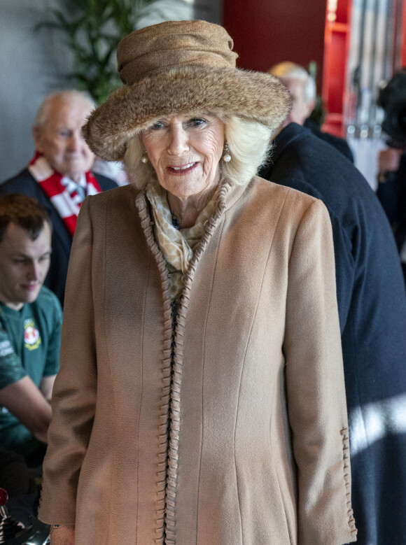 Le roi Charles III Camilla Parker Bowles, reine consort d'Angleterre, rencontrent Ryan Reynolds et Rob McElhenney lors de leur visite au stade The Racecourse Groun du club Wrexham Association Football Club, à Wrexham, Royaume Uni, le 9 décembre 2022.