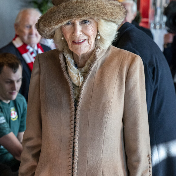 Le roi Charles III Camilla Parker Bowles, reine consort d'Angleterre, rencontrent Ryan Reynolds et Rob McElhenney lors de leur visite au stade The Racecourse Groun du club Wrexham Association Football Club, à Wrexham, Royaume Uni, le 9 décembre 2022.